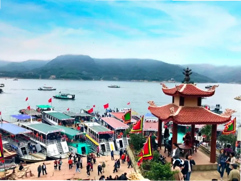 Du khách ghé thăm đền bà Chúa Thác Bờ với trang phục trang nghiêm, lịch sự