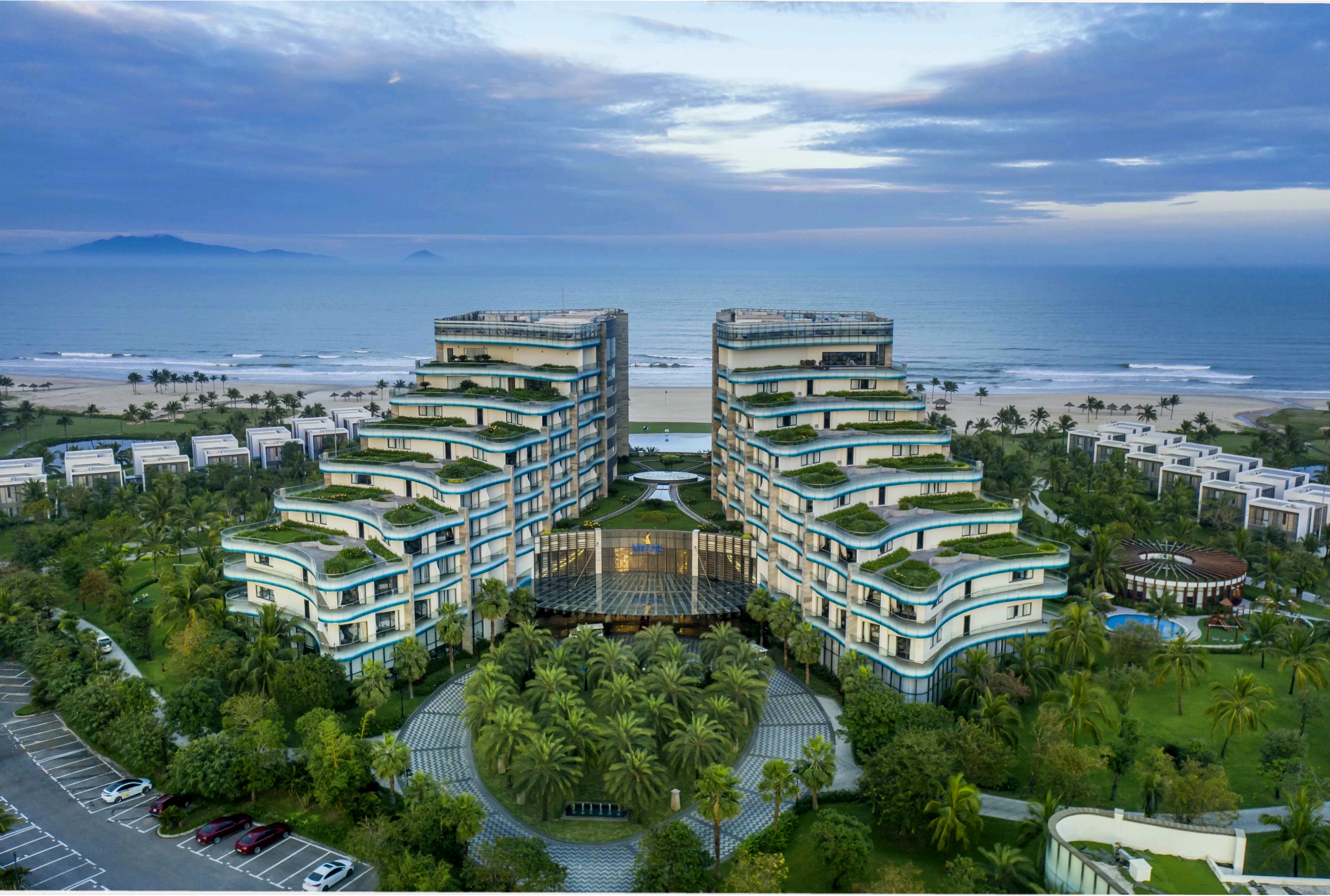 Du khách hào hứng trải nghiệm làm gốm tại Làng Gốm Thanh Hà