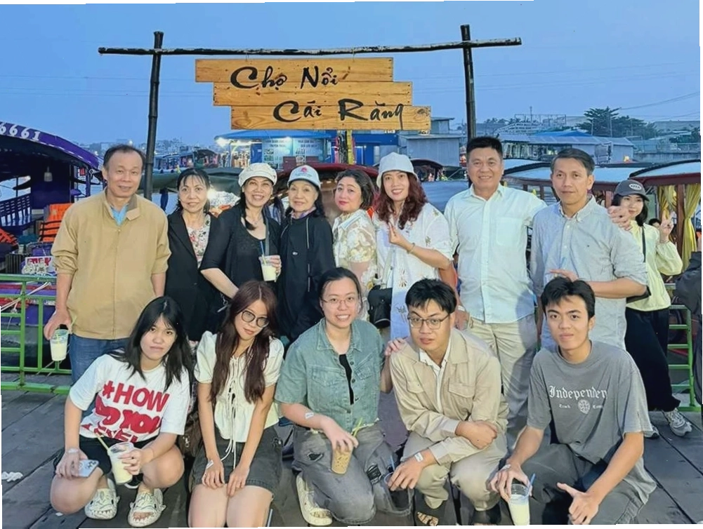 Du khách khám phá các điểm tham quan tại tour Miền Tây