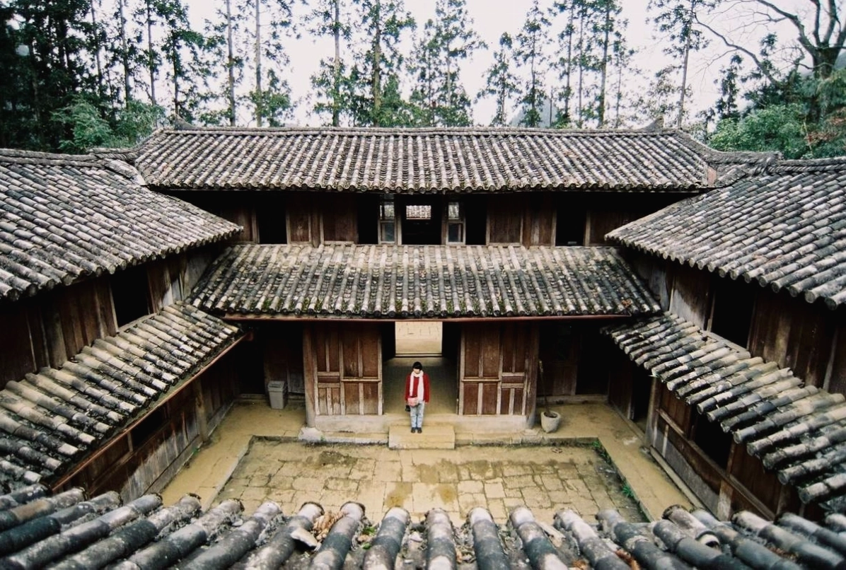 Du khách khám phá Cột Cờ Lũng Cú