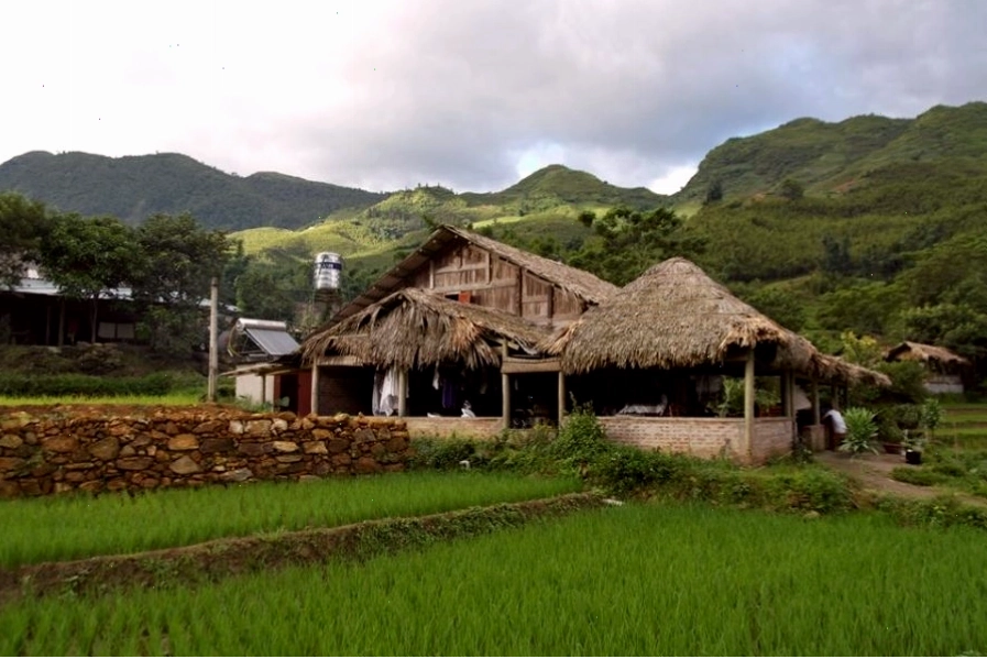 Du khách khám phá ruộng bậc thang Tả Van