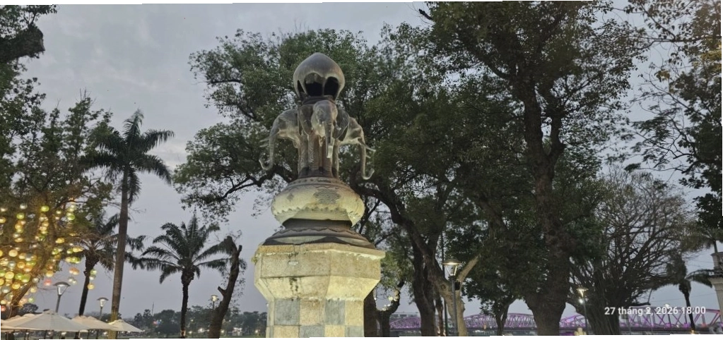 Du khách ngắm nhìn sông Hương từ Công viên Tứ Tượng