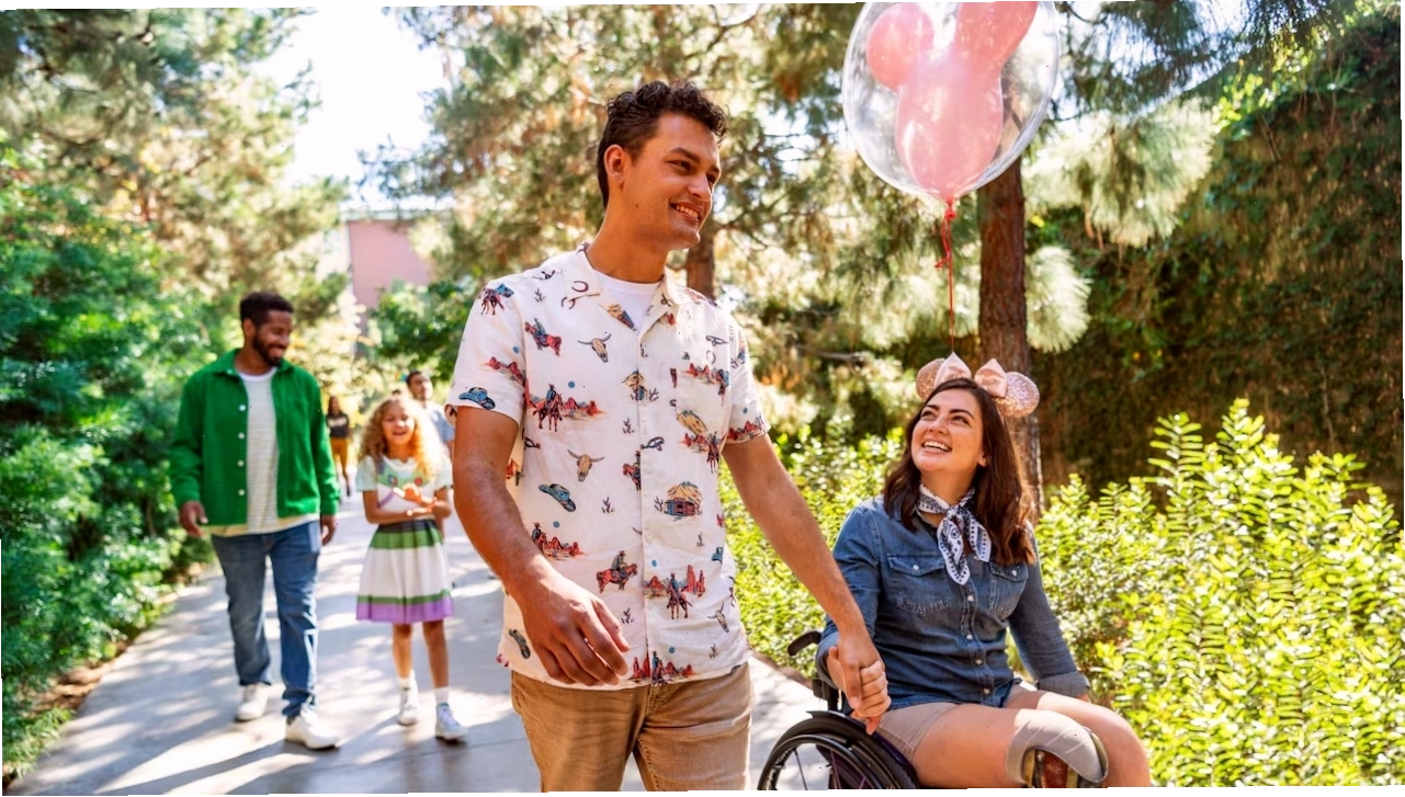 Du khách sử dụng dịch vụ hỗ trợ tại Disneyland