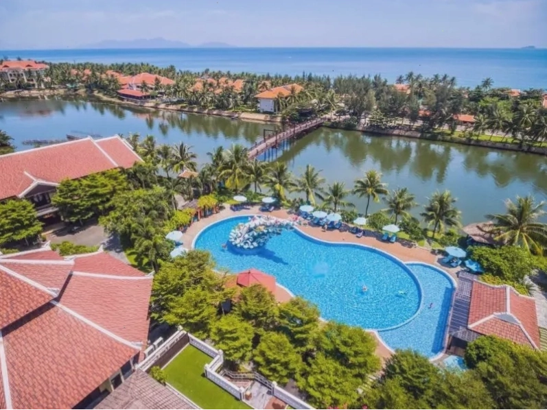 Du khách tắm biển Cửa Đại