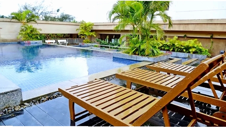 Du khách tận hưởng không gian hồ bơi