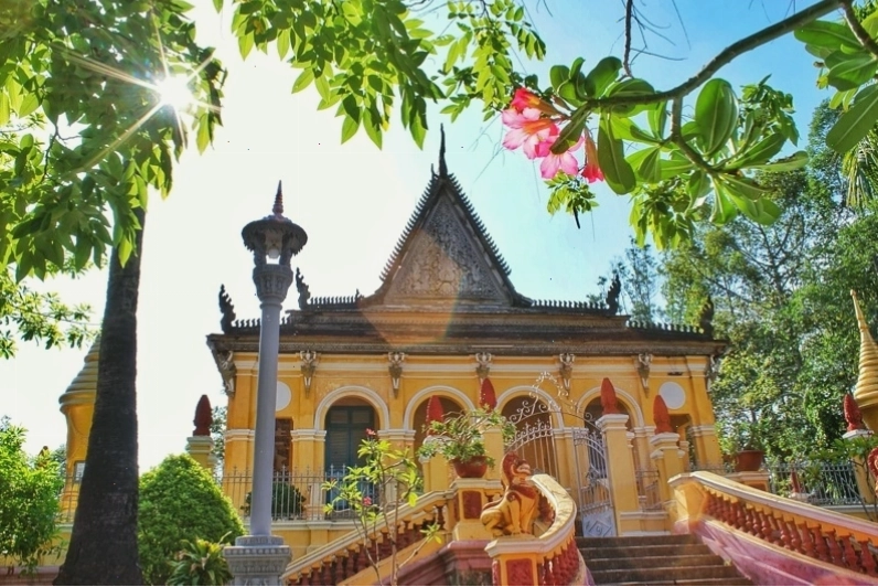 Du khách tham gia hoạt động chèo thuyền trên sông