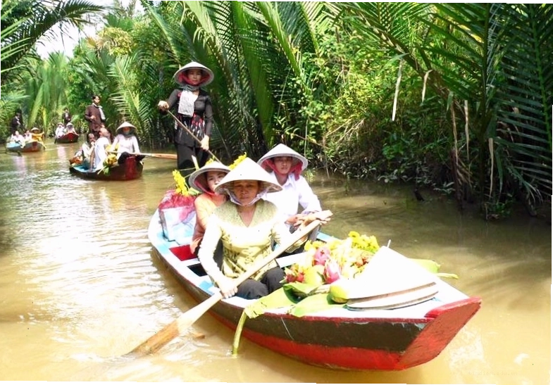Du khách tham quan bằng xuồng