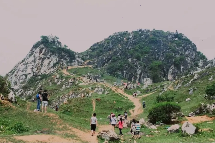 Du khách tham quan, chụp ảnh tại Núi Trầm vào dịp cuối tuần