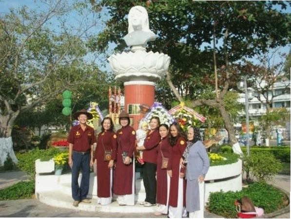 Du khách tham quan Công viên Yến Phi Nha Trang