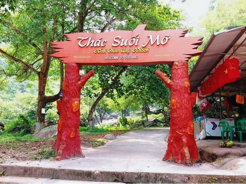 Du khách tham quan khu du lịch sinh thái Suối Mỡ