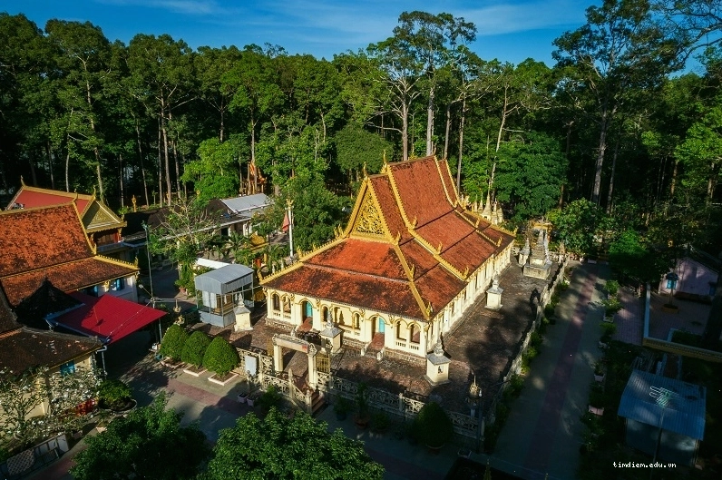 Du khách tham quan một điểm du lịch văn hóa tại Trà Vinh