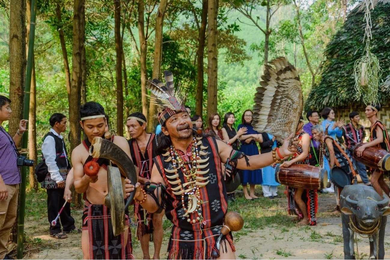 Du khách tham quan Suối Hoa vào một ngày nắng đẹp