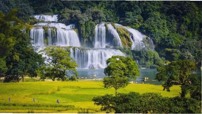 Du khách tham quan Thác Bản Giốc vào một ngày đẹp trời