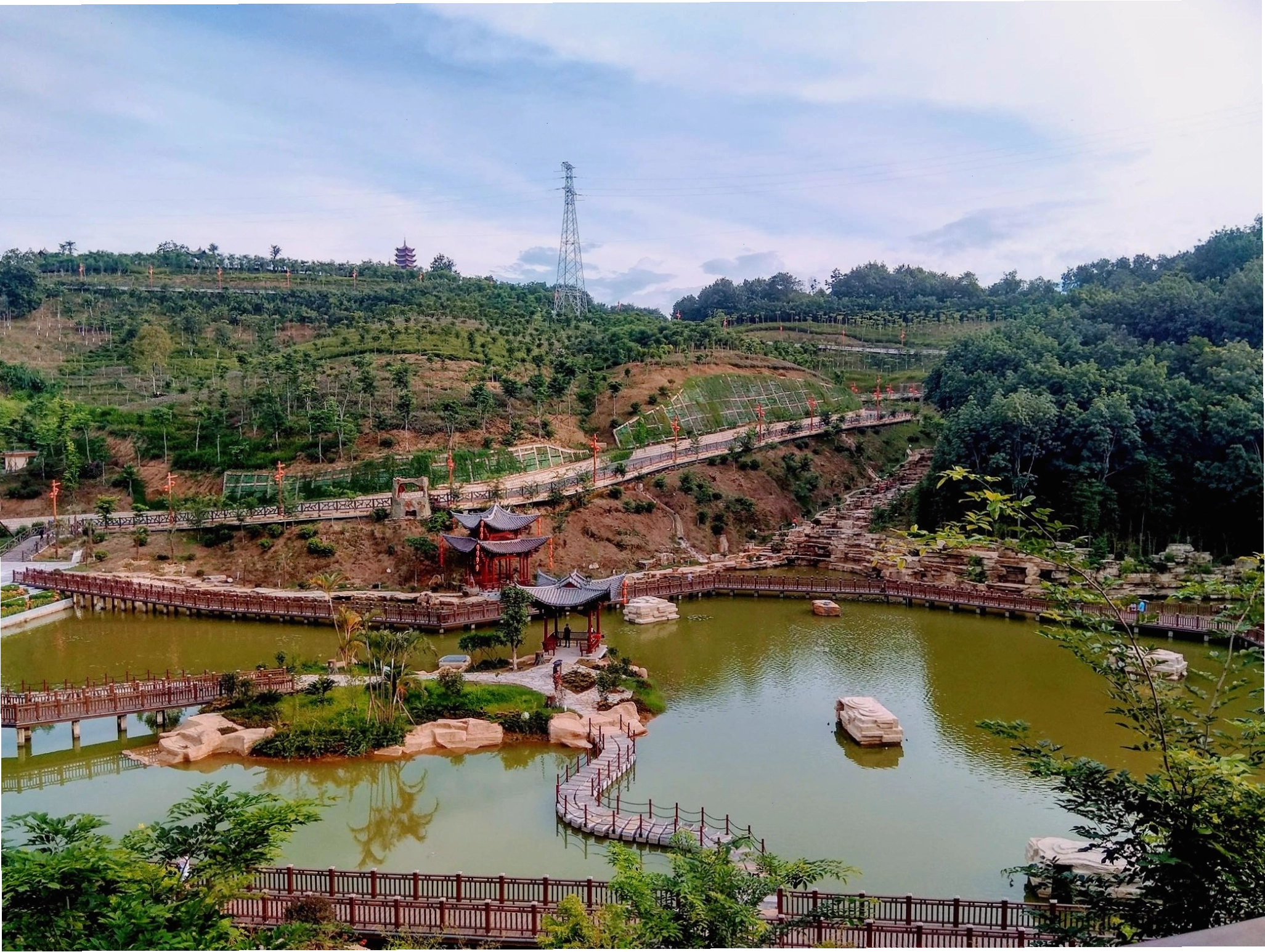Du khách tham quan và chụp ảnh tại công viên ánh sáng