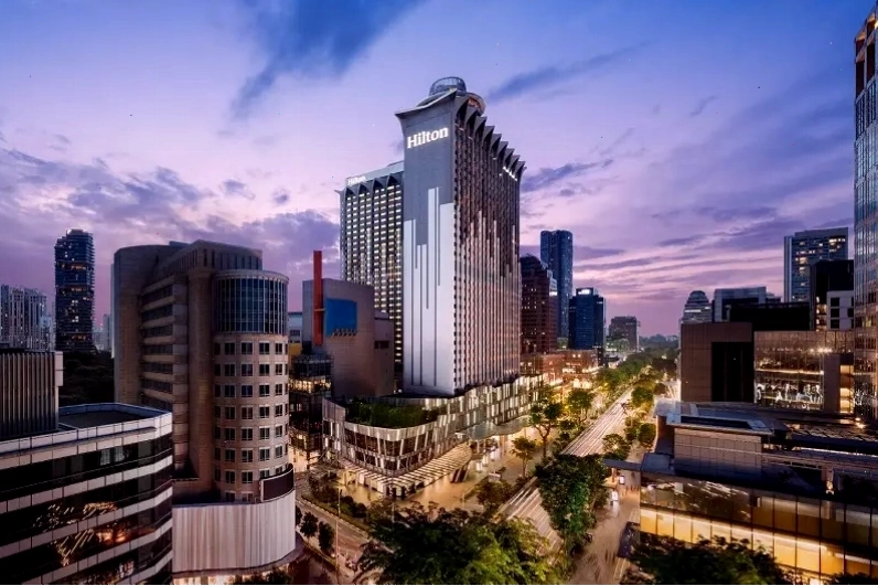 Du khách tham quan và chụp ảnh tại Jewel Changi