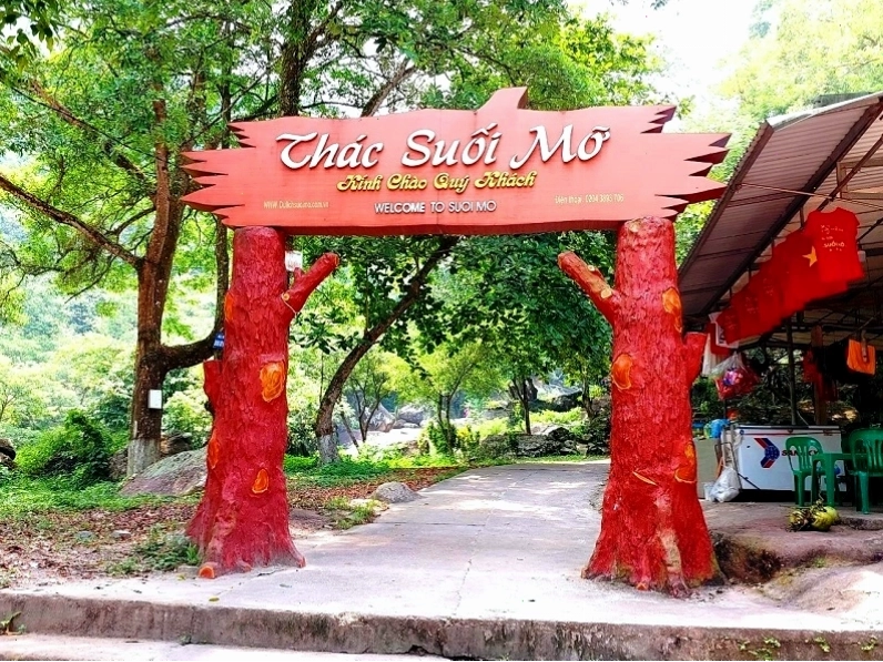 Du khách tham quan và chụp ảnh tại khu vực thác nước Suối Mỡ