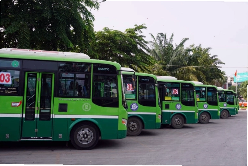 Du khách tham quan và chụp ảnh tại Suối Mơ
