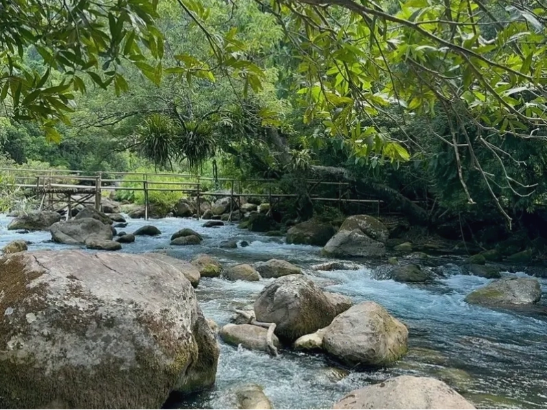 Du khách thích thú chèo thuyền Kayak trên Suối Nước Moọc