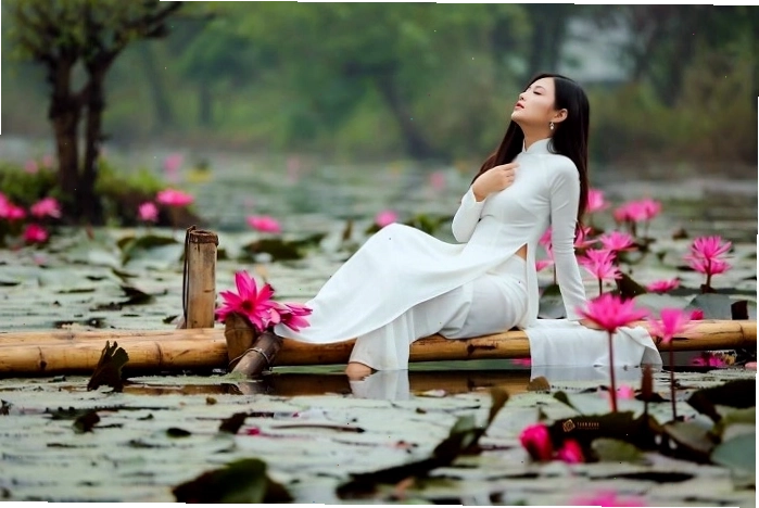 Du khách thích thú ngắm nhìn vẻ đẹp của hoa súng trên Suối Yến