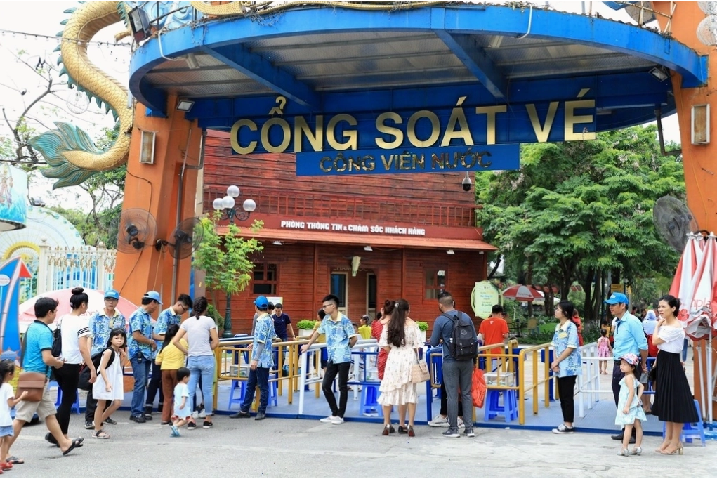 Du khách thích thú với các trò trượt nước tại công viên