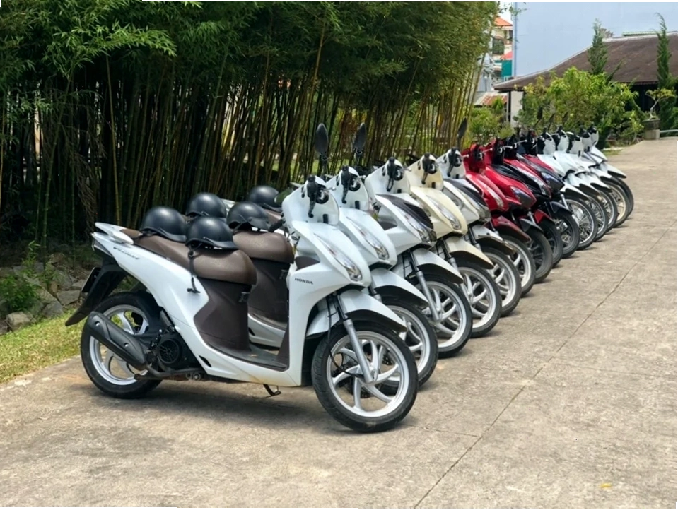 Du khách thích thú vui chơi và tắm mát tại các hồ nước trong Suối Cái Ba Vì