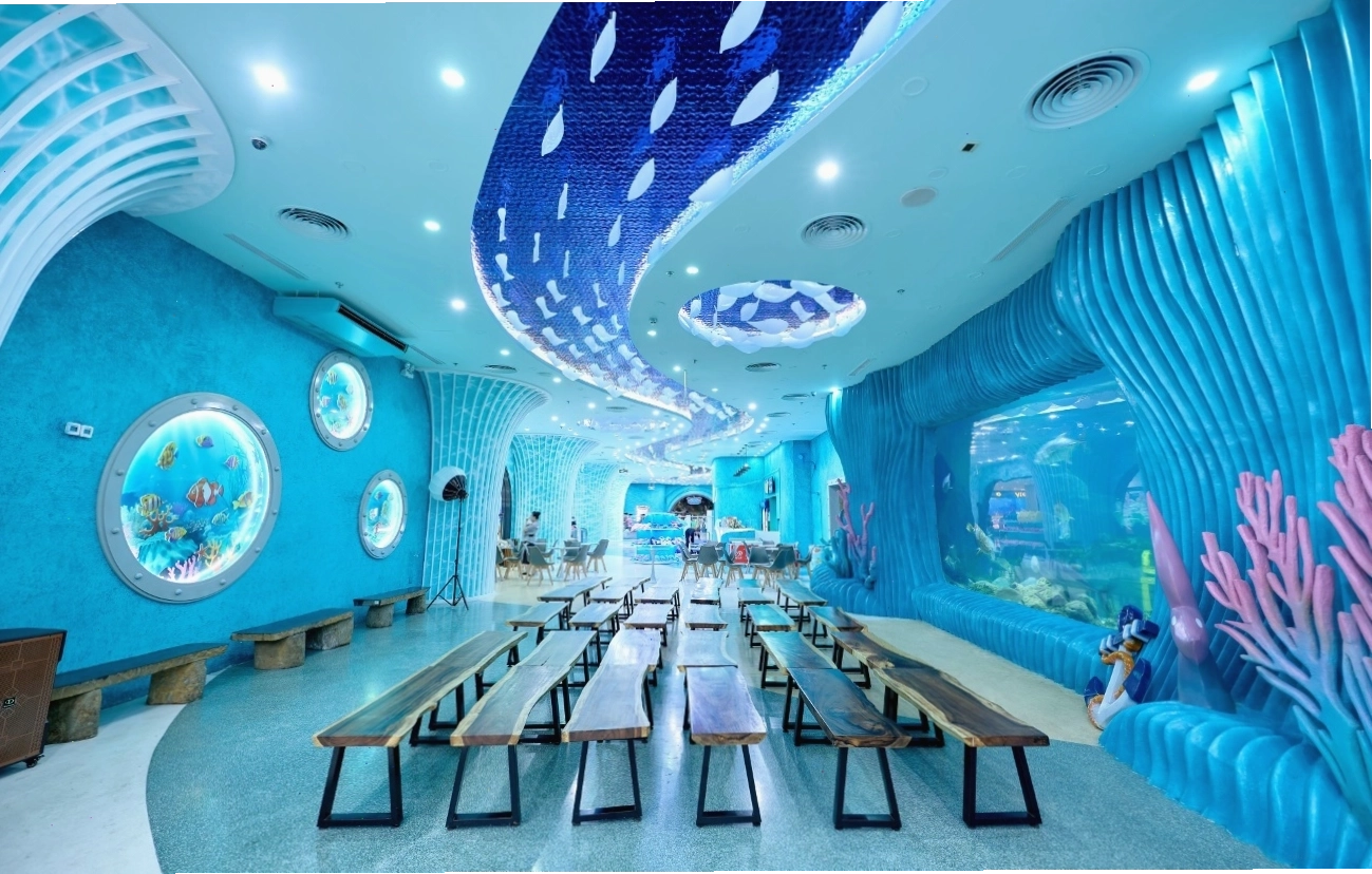 Du khách thích thú xem show diễn Nàng tiên cá tại Thủy cung Times City