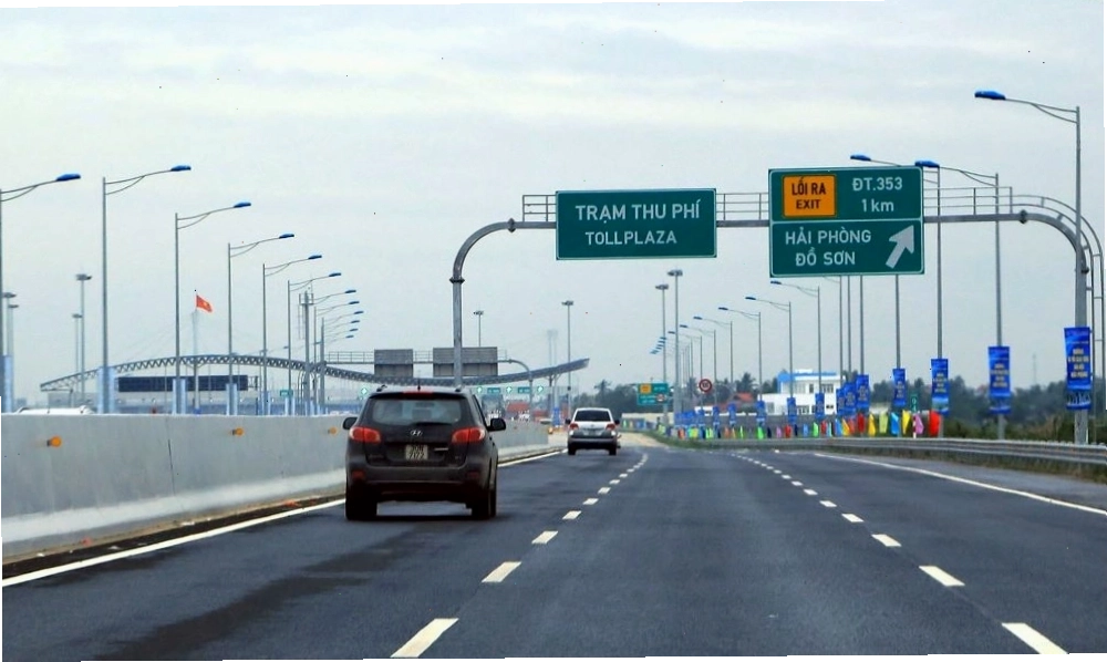 Du khách thư giãn bên bờ biển Đồ Sơn