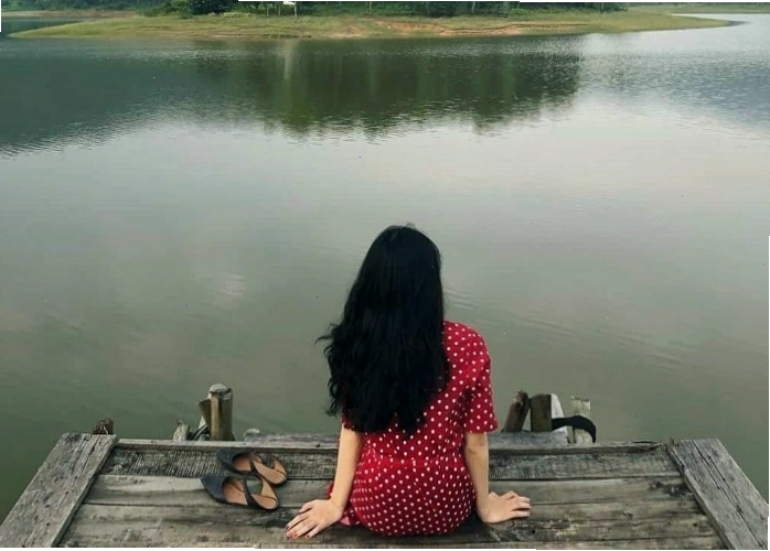 Du khách thư giãn bên cạnh Hồ Suối Lam