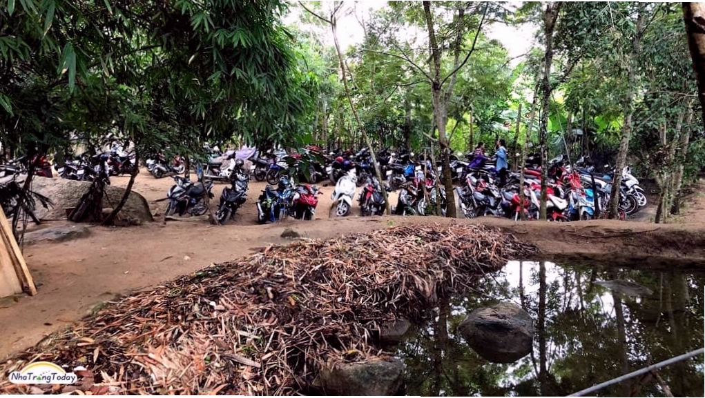 Du khách thư giãn bên dòng Suối Lách