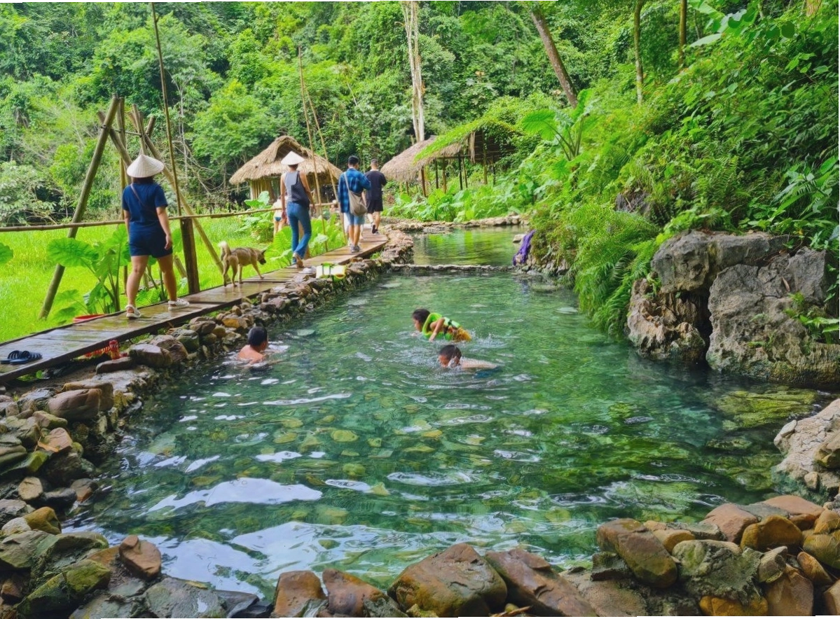 Du khách thư giãn bên dòng suối nước nóng Bò Ấm