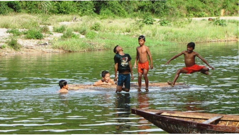 Du khách thư giãn dưới làn nước mát lạnh của Suối đá Hòn Giao
