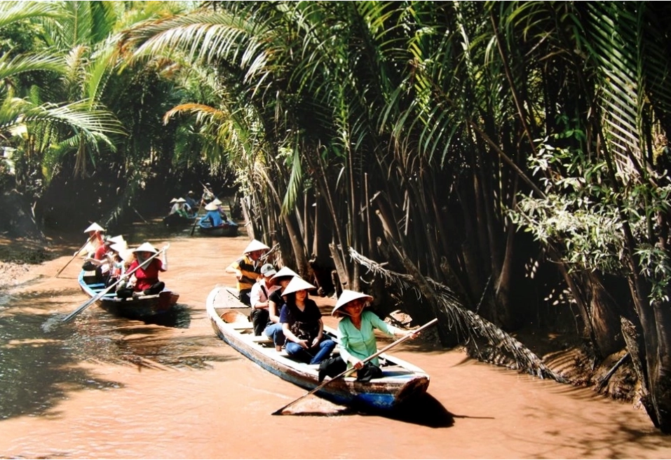 Du khách thư giãn ngắm cảnh thiên nhiên Cồn Phụng trên thuyền