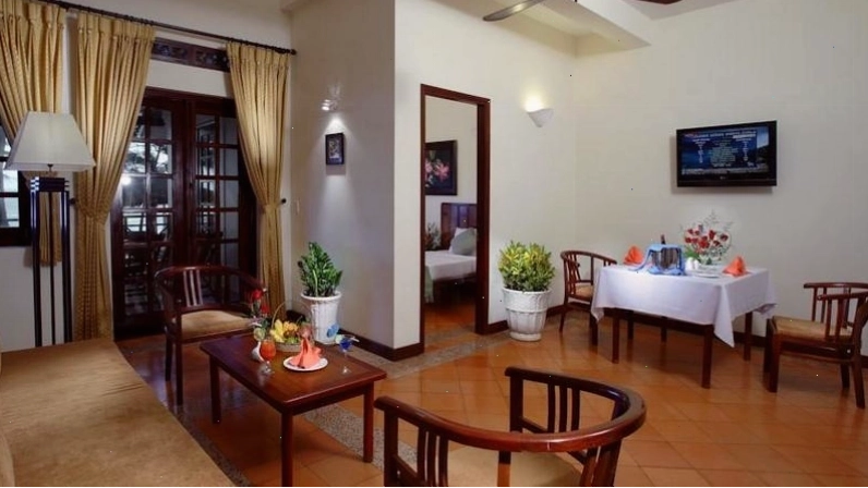 Du khách thư giãn tại bãi biển riêng của Resort Phú Hải