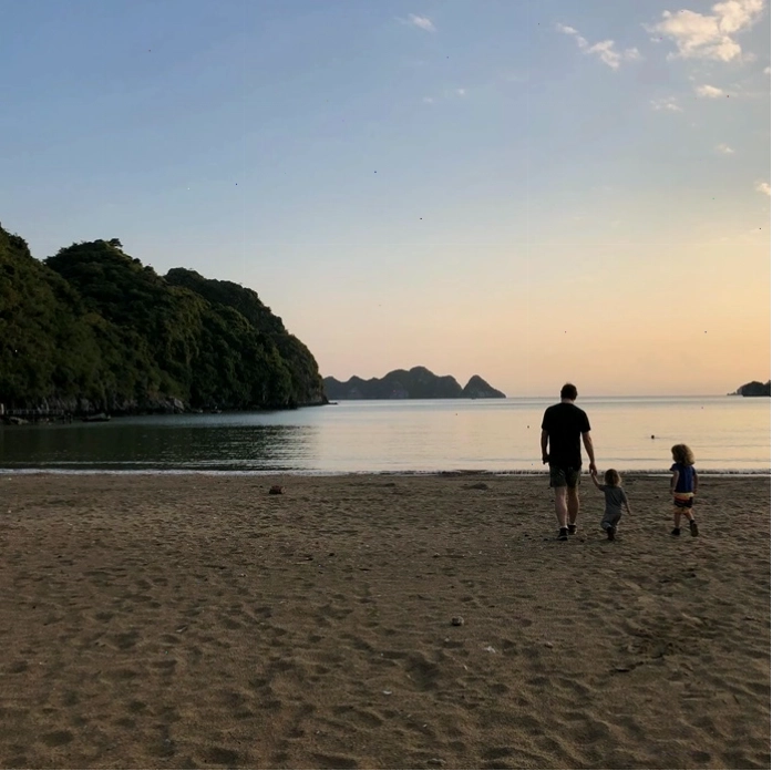 Du khách thư giãn tại Bãi tắm Tùng Thu Cát Bà