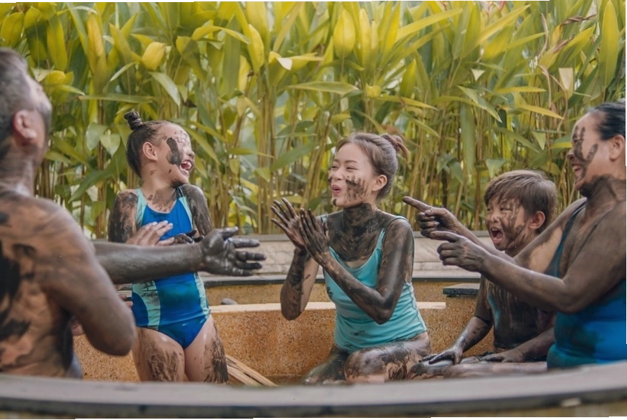 Du khách thư giãn tại khu vực hồ bơi ngoài trời của Suối nước nóng Bình Châu