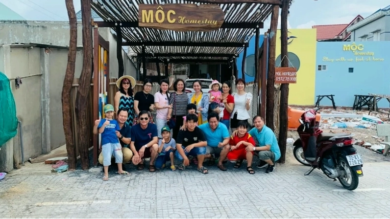 Du khách thư giãn tại Mộc Homestay Phước Hải