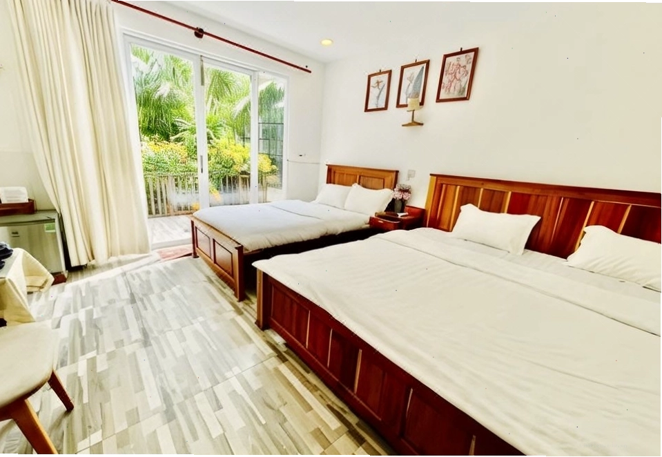 Du khách thư giãn tại một resort ven biển Rạch Giá