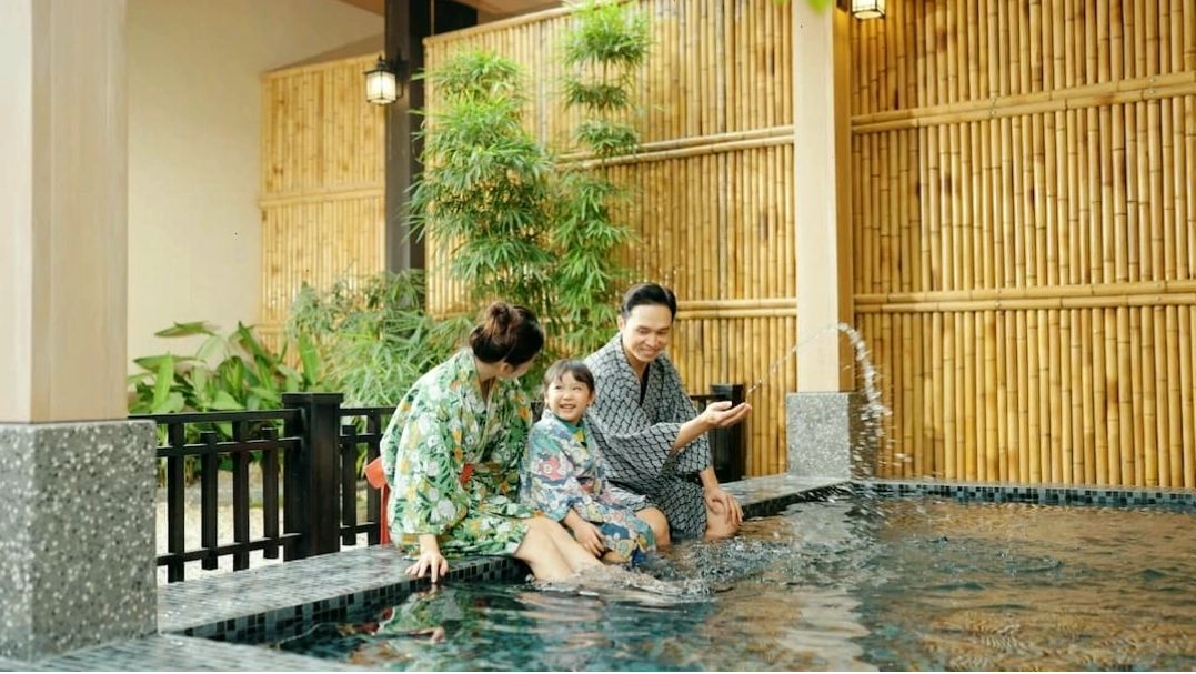 Du khách thư giãn tại suối khoáng nóng Thanh Thủy vào mùa đông