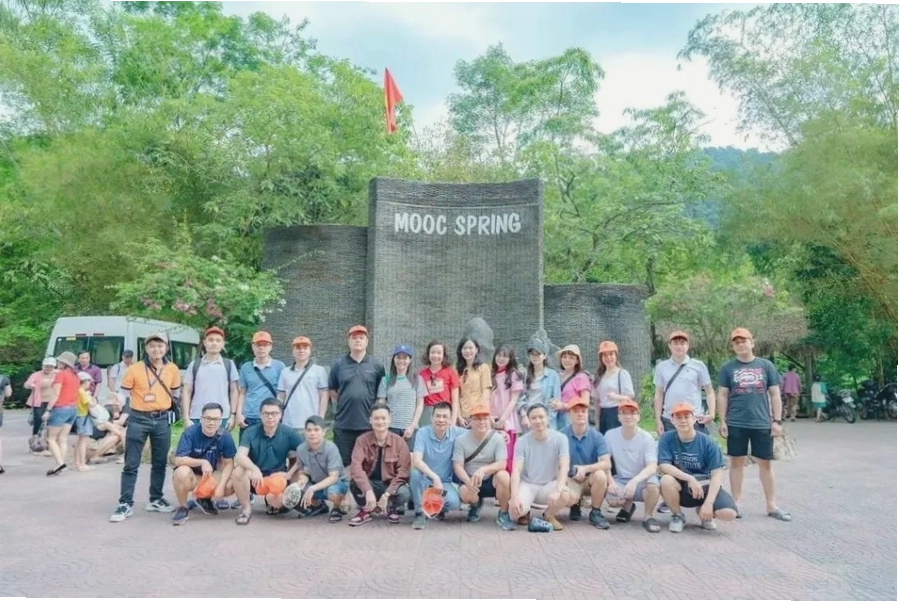 Du khách thư giãn tại Suối Moọc