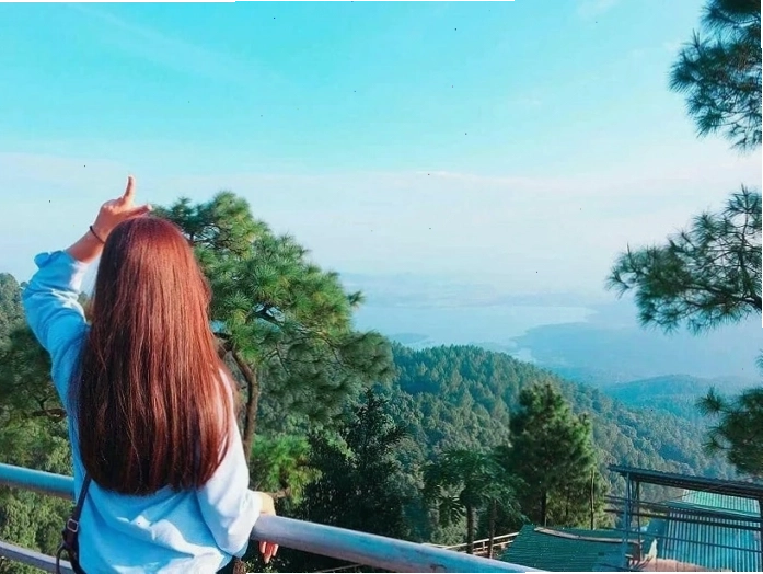 Du khách thư giãn trên bãi cát trắng mịn của biển Xuân Hải