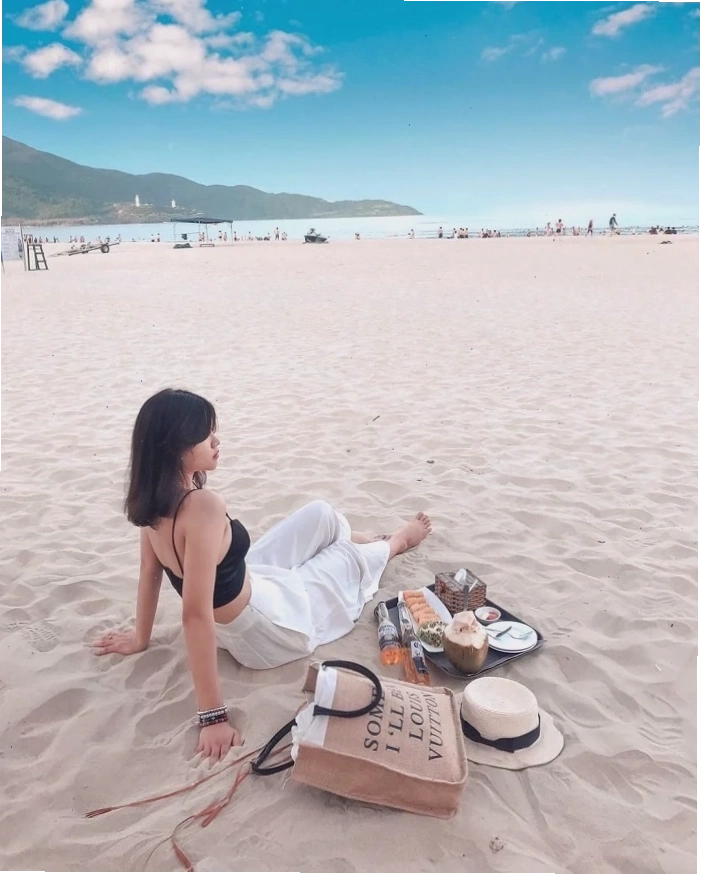 Du khách thư giãn trên bãi cát trắng mịn tại biển Mỹ An