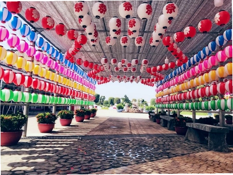 Du khách thử trang phục Kimono tại Công viên Cá Koi