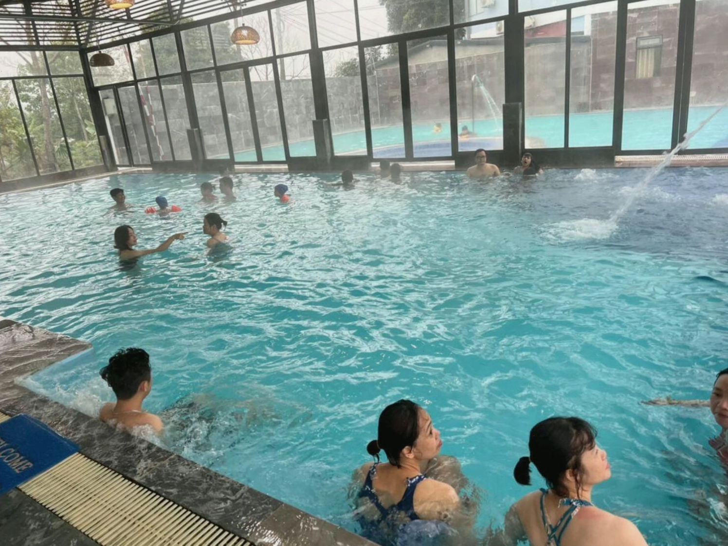 Du khách thưởng ngoạn cảnh đẹp thiên nhiên gần khu suối nước nóng