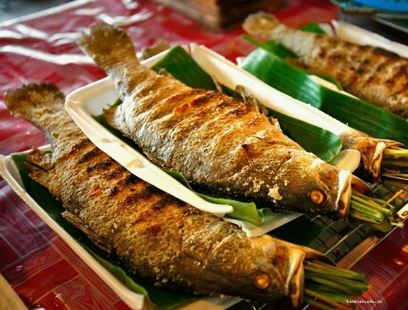 Du khách thưởng thức ẩm thực tại Đại Lải