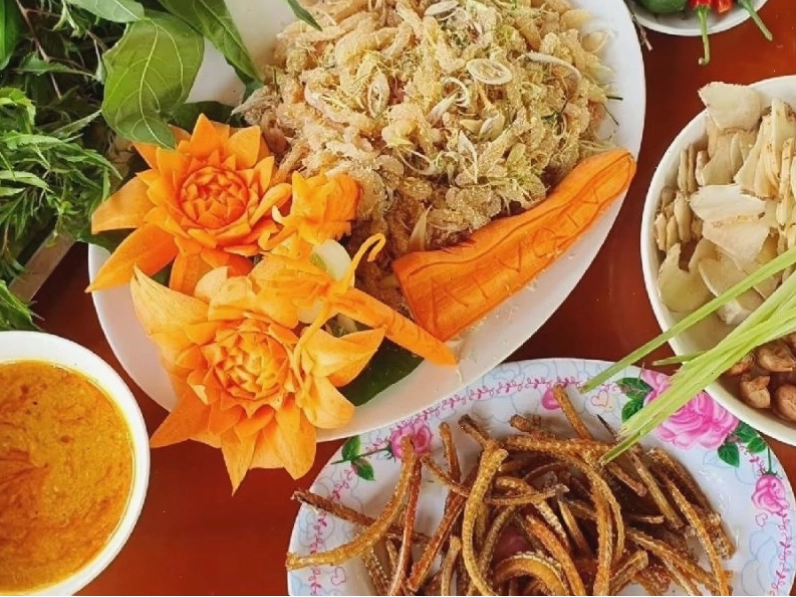 Du khách trải nghiệm đi bộ trên bãi cát Biển Vô Cực