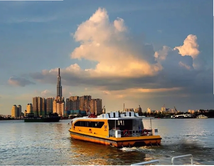 Du khách trải nghiệm dịch vụ Waterbus ngắm cảnh sông Sài Gòn từ Công viên Bến Bạch Đằng