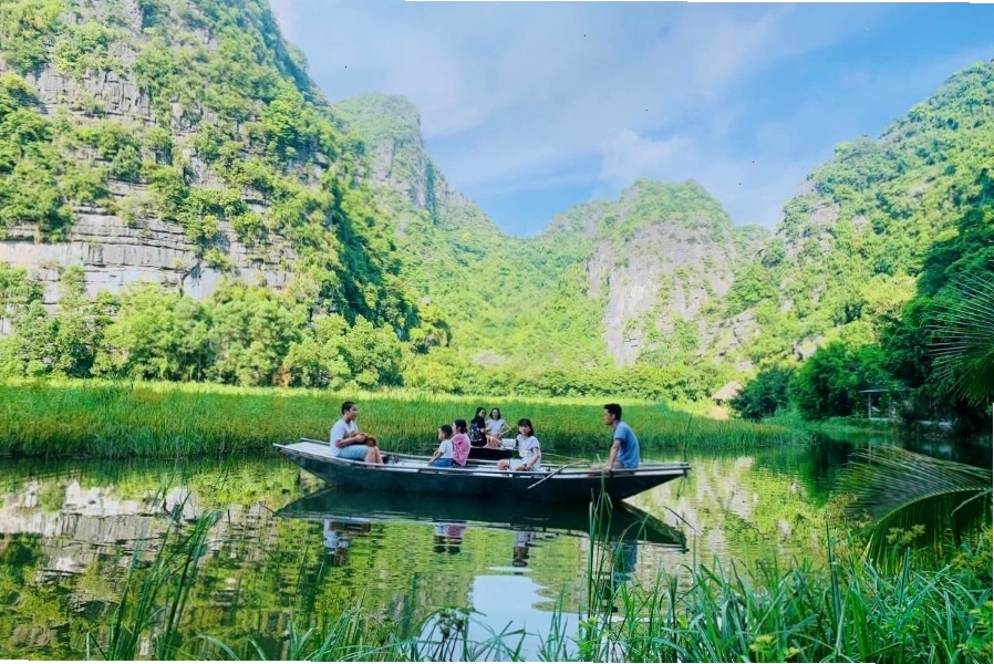 Du khách trải nghiệm hoạt động chèo thuyền thư giãn tại Ninh Binh Valley Homestay
