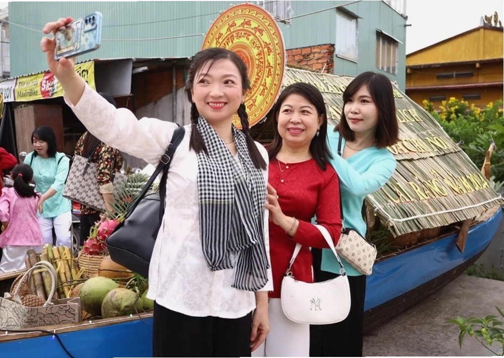 Du khách trải nghiệm không khí mua bán nhộn nhịp tại Chợ nổi Cái Răng