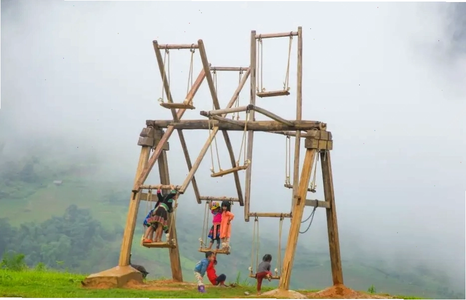Du khách trải nghiệm không khí trong lành tại Sin Suối Hồ