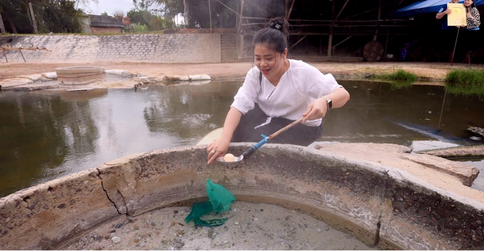 Du khách trải nghiệm luộc trứng và khám phá ẩm thực địa phương tại suối nước nóng Hội Vân